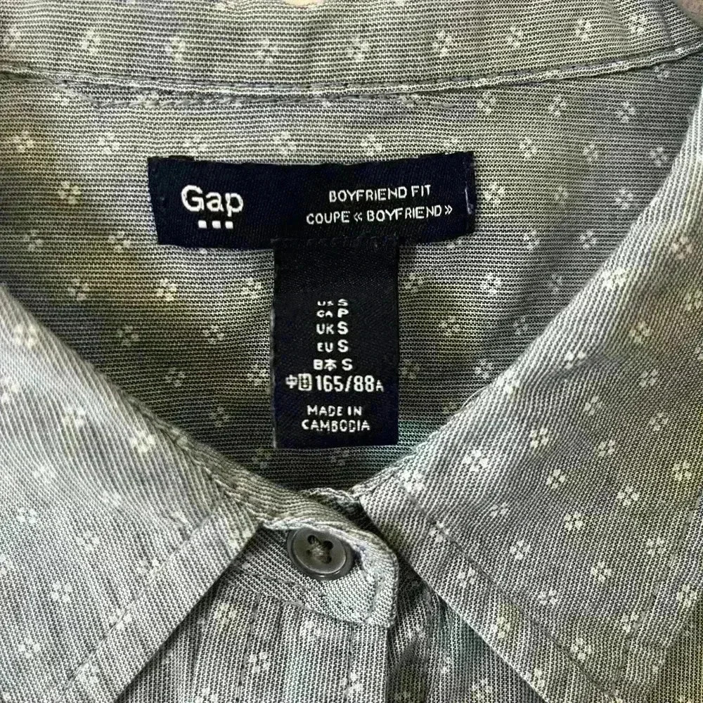 EUC GAP Boyfriend Fit Light Denim Color Button Down Shirt Women’s small - Picture 2 of 9